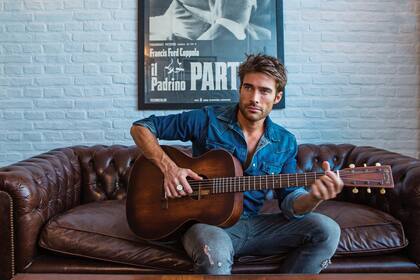 “Soy un guitarrista que
aprendió de oído”, comenta
Rodrigo mientras posa en el
entrepiso de su departamento.
Allí armó su refugio musical,
donde pasa largas horas
tocando y grabando