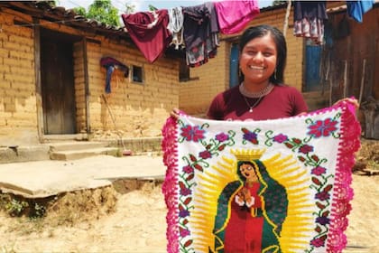 Soyla Ortiz, a punto de casarse con 21 años, aprendió a tejer para tener sus propios ingresos y está feliz de que sus padres hayan decidido no venderla