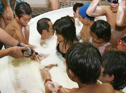 Spa de cerveza en el complejo Hakone Yunessun en Hakone, prefectura de Kanagawa, a unos 100 km al oeste de Tokio