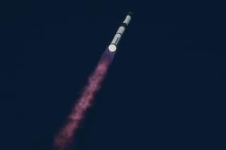 SpaceX lanza el cohete más grande del mundo en un vuelo de prueba exitoso