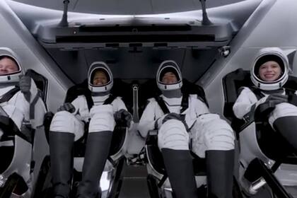 SpaceX lanzó a cuatro civiles con adiestramiento exprés para el vuelo espacial en la primera excursión orbital de tres días organizada de forma privada