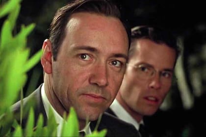 Spacey y Pearce en una escena del film Los Ángeles al desnudo