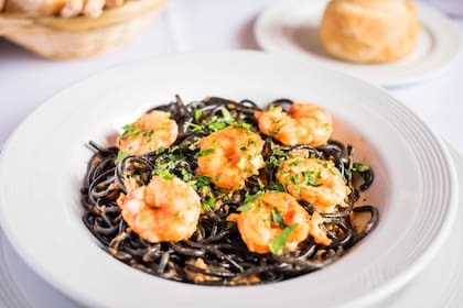 Spaghetti negros con langostinos de Sottovoce