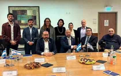 Spagnuolo en su último viaje a Israel junto al embajador argentino y otros funcionarios.