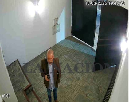 Spagnuolo ingresa a la casa de Calvete, uno de los investigados por la trama de corrupción en la Andis