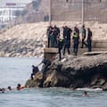 Una avalancha de migrantes que llegan a nado desde Marruecos colapsa los controles en Ceuta
