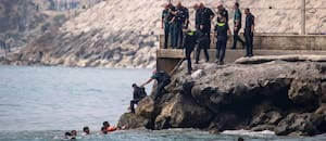 Una avalancha de migrantes que llegan a nado desde Marruecos colapsa los controles en Ceuta