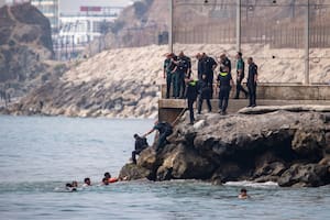 Una avalancha de migrantes que llegan a nado desde Marruecos colapsa los controles en Ceuta