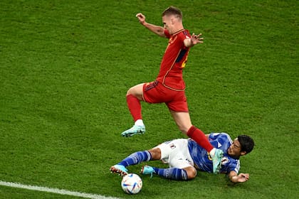 l delantero español Dani Olmo es abordado por el mediocampista japonés Hidemasa Morita durante el partido de fútbol del Grupo E, de la Copa Mundial Qatar 2022 entre Japón y España en el Estadio Internacional Khalifa