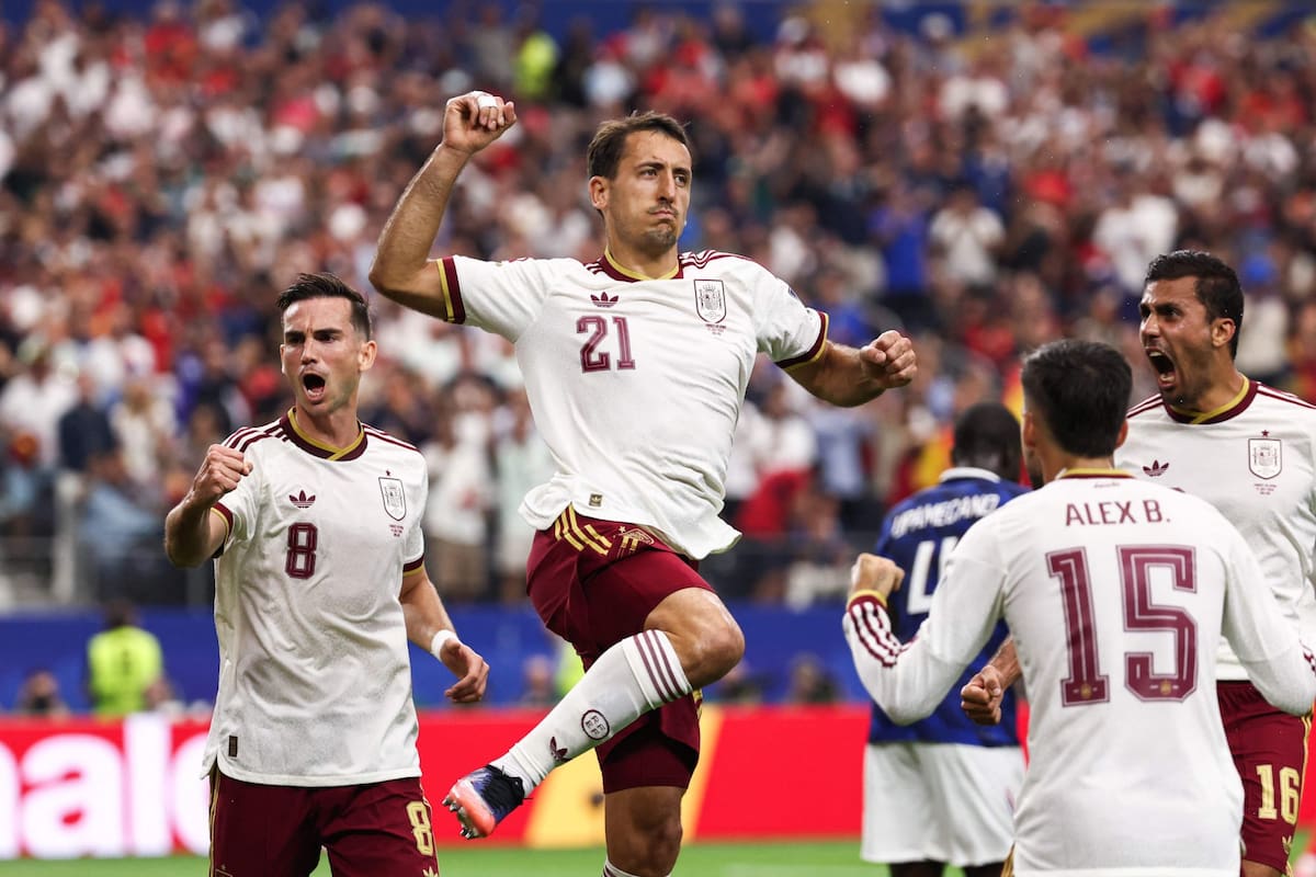 Spain's forward #21 Mikel Oyarzabal celebrates scoring his team's first goal during the 2026 World Cup football tournament semi-final match between France and Spain at the Dallas Stadium in Arlington on July 14, 2026. (Photo by FRANCK FIFE / AFP) (Ảnh: FRANCK FIFE)