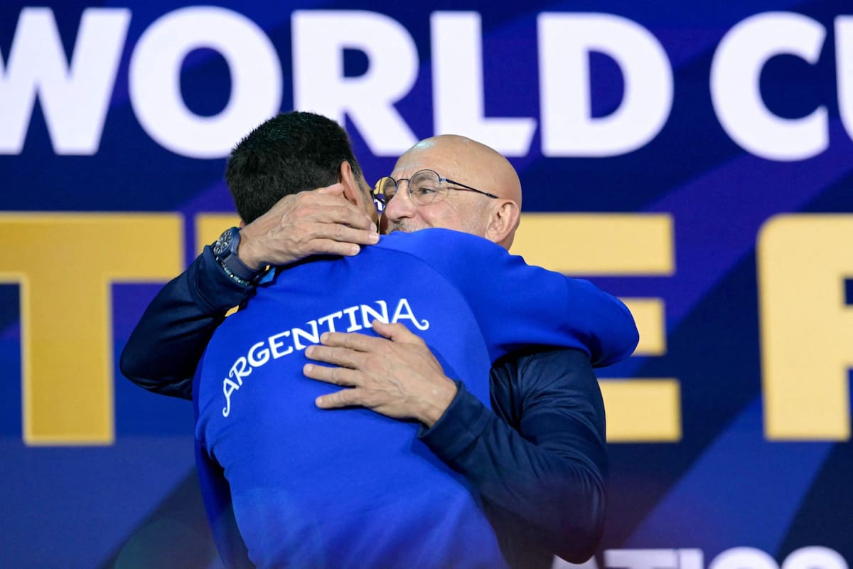 Spain's head coach Luis de la Fuente (R) and Argentina's head coach Lionel Scaloni (L) hug in a fan event at the Javits Center in New York on July 17, 2026, two days ahead of the 2026 World Cup football tournament final match between Spain and Argentina. (Photo by JUAN MABROMATA / AFP)