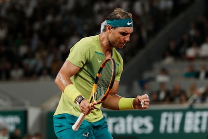 Puño apretado de Rafael Nadal durante el partido con Alexander Zverev