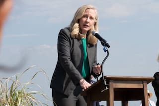 La propuesta de Spanberger para proteger a las familias de futuros aumentos en los servicios