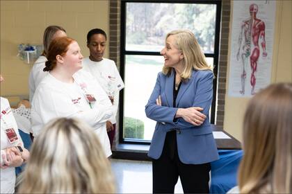 Spanberger ha firmado leyes diseñadas para hacer que la atención médica sea más accesible y económica