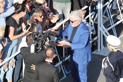 Almodóvar se detuvo a firmar autógrafos antes de pasar por la alfombra roja de Cannes 2018