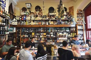 Spanish Table, una tienda de comestibles, vinos y utensilios de cocina españoles de larga trayectoria, abrió sus puertas en 2001