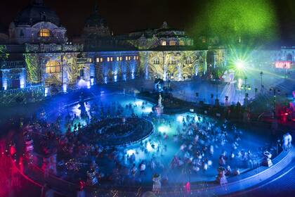 Sparty, la gran fiesta al aire libre, en traje de baño y con temperaturas bajo cero que es un fenómeno en Budapest