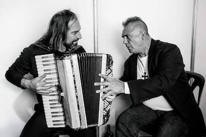 Spasiuk y Iorio en los camarines de Tecnópolis. En vivo, el Chango lo presentó como "un Yupanqui urbano"