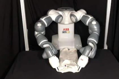 SpeedFolding es un robot capaz de doblar la ropa como una persona