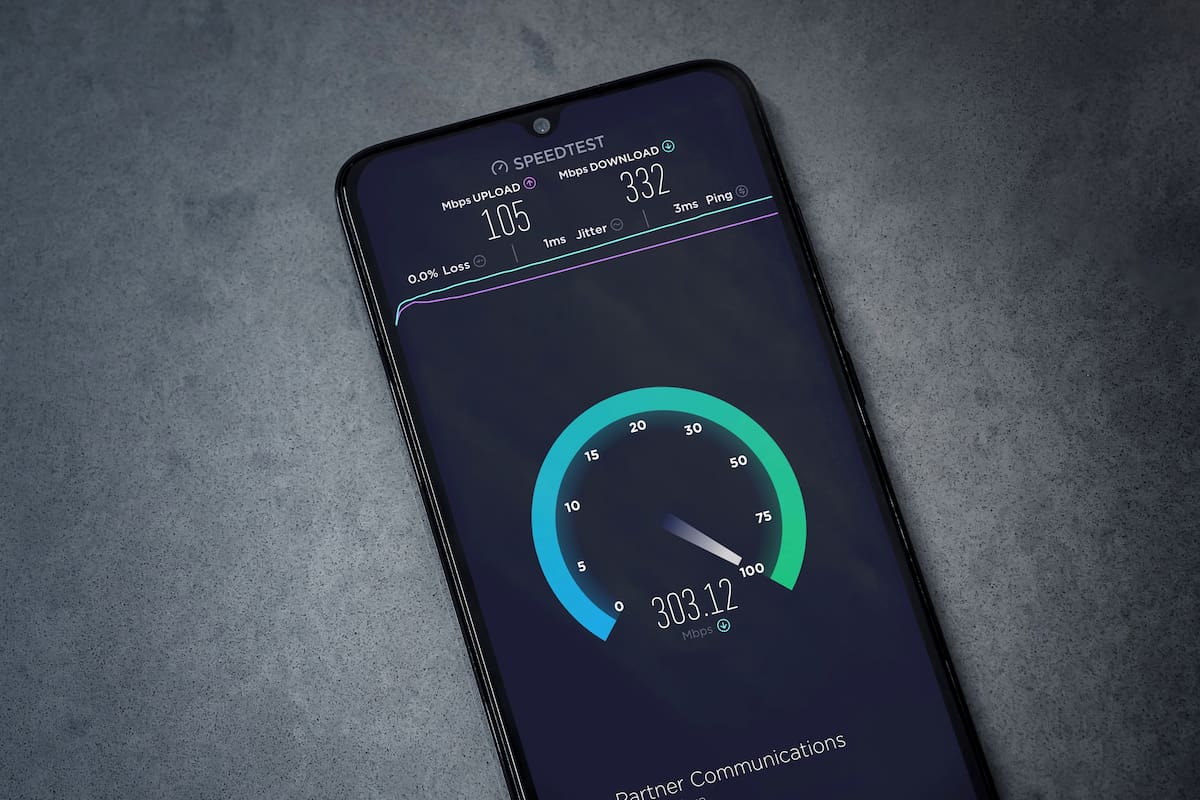 Speedtest es un servicio provisto por la firma Ookla para medir la conexión a internet desde un celular o una computadora, con una conexión fija o móvil, y compararla con las del resto del mundo