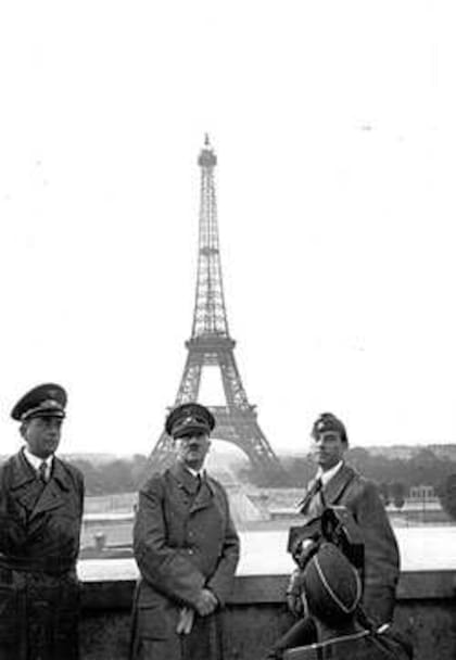 Speer padre (izq.), junto a Hitler en una visita relámpago a París