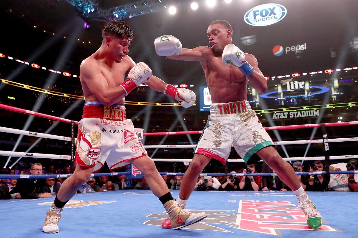 Spence pelea contra Mikey García en un combate del Campeonato Mundial de la Fórmula Welter de la FIB en el estadio ATT