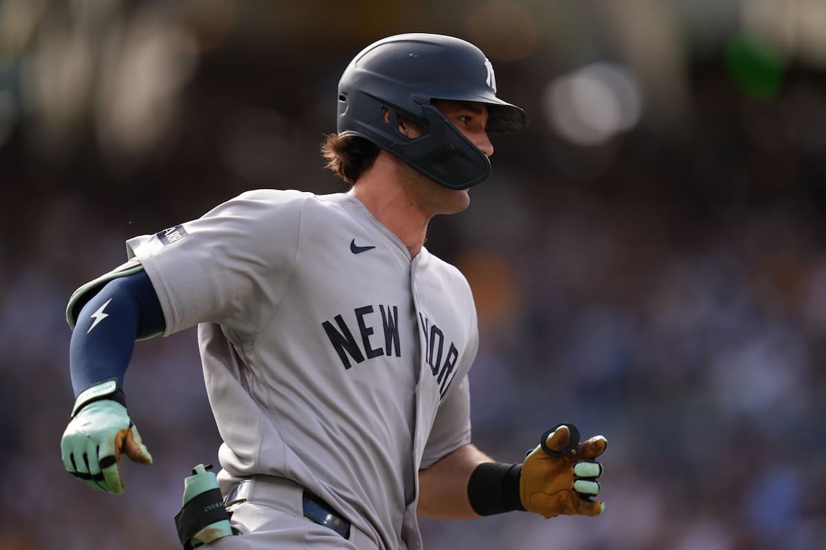 Spencer Jones, de los Yankees de Nueva York, corre luego de batear un doble productor ante los Padre