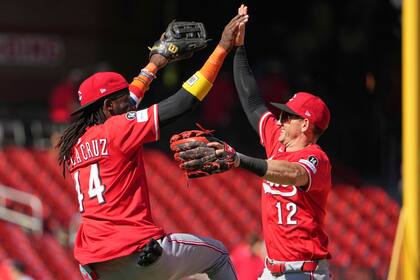 Spencer Steer conecta jonrón y Rojos vencen 6-2 a Cardenales en juego decisivo