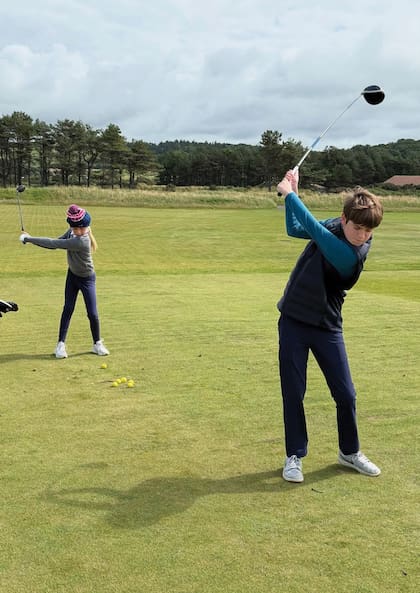 Spencer y Chloe mejorando su swing en el campo de golf del Trump Turnberry Resort.