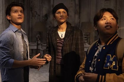 Spider Man, junto a sus principales aliados, MJ y Ned.