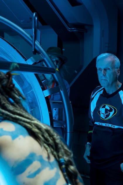 James Cameron, cámara al hombre, dirige una de las complejas secuencias acuáticas de la nueva película