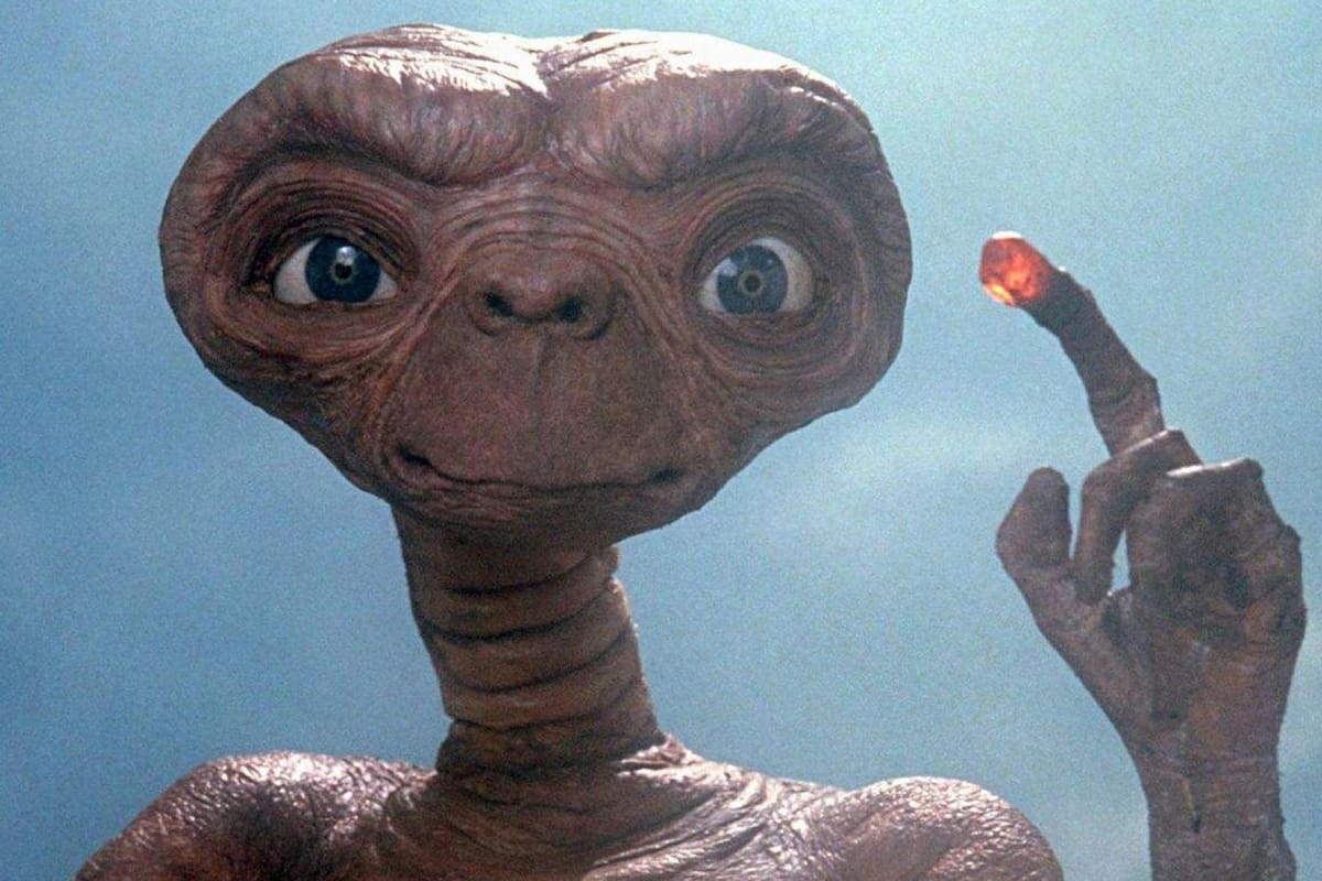 Spielberg ayudó a que explotara la cultura de los éxitos de Hollywood con Tiburón en 1975, y luego llevó esa cultura a su pico con el doble golpe de Cazadores del Arca Perdida y E.T. en 1981 y 1982