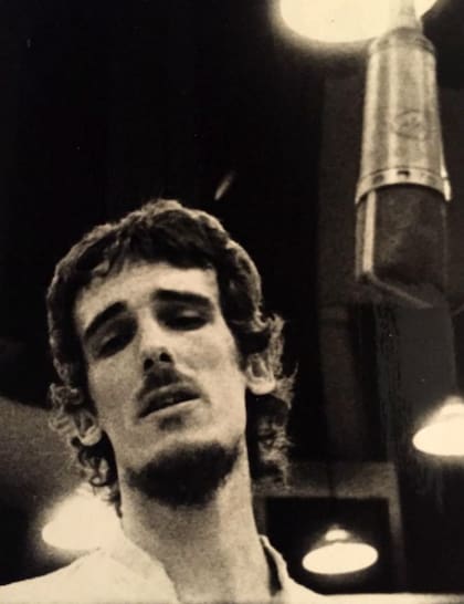 Spinetta, durante la grabación de Only Love Can Sustain