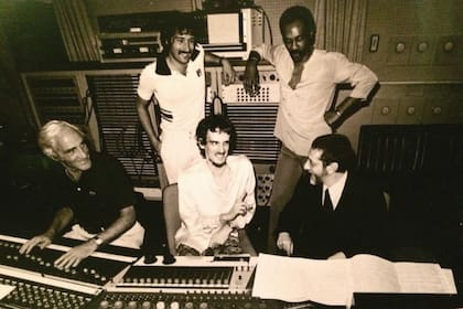 Spinetta, sentado en el estudio de Nueva York; parados, Mike Marcus (de indumentaria blanca y bigotes), creador del corto inédito sobre Vilas, y el productor George Butler; sentados, el ingeniero Frank Laico y el arreglador Torrie Zito