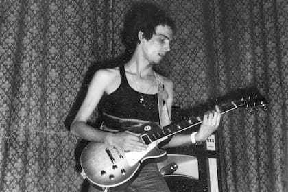 Spinetta en uno de los primeros shows de Invisible, en Rosario, en 1973