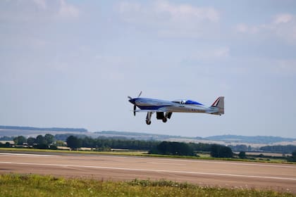 Spirit of Innovation, el avión eléctrico monoplaza de Rolls-Royce, completó su vuelo inicial de 15 minutos