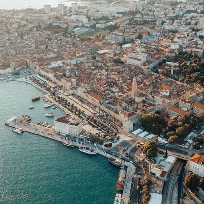 Split, desde las alturas, con el mar bañando sus costas