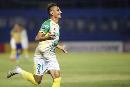 Sportivo Luqueño-Defensa y Justicia, por la Copa Sudamericana. Gol de Defensa