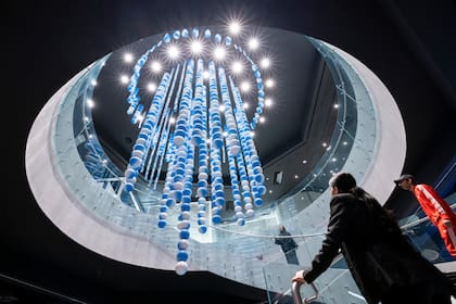 Sports Ball Galaxy, obra del neoyorquino Daniel Arsham que puede verse en Doha