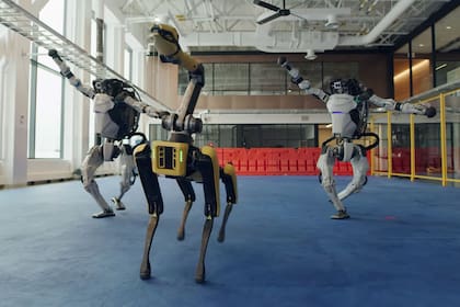 Spot y una pareja de humanoides Atlas protagonizaron junto al robot Handle del video para despedir el año creado por Boston Dynamics