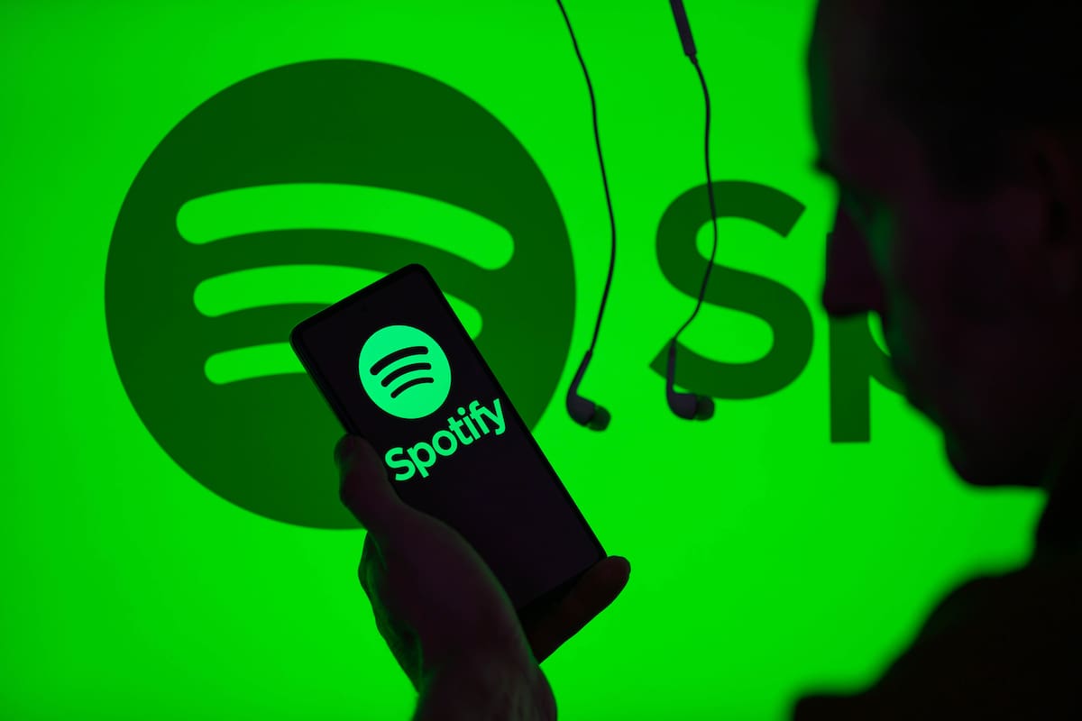 Spotify implementó nuevas insignias de verificación para los artistas humanos para distinguirlos de los perfiles generados por inteligencia artificial