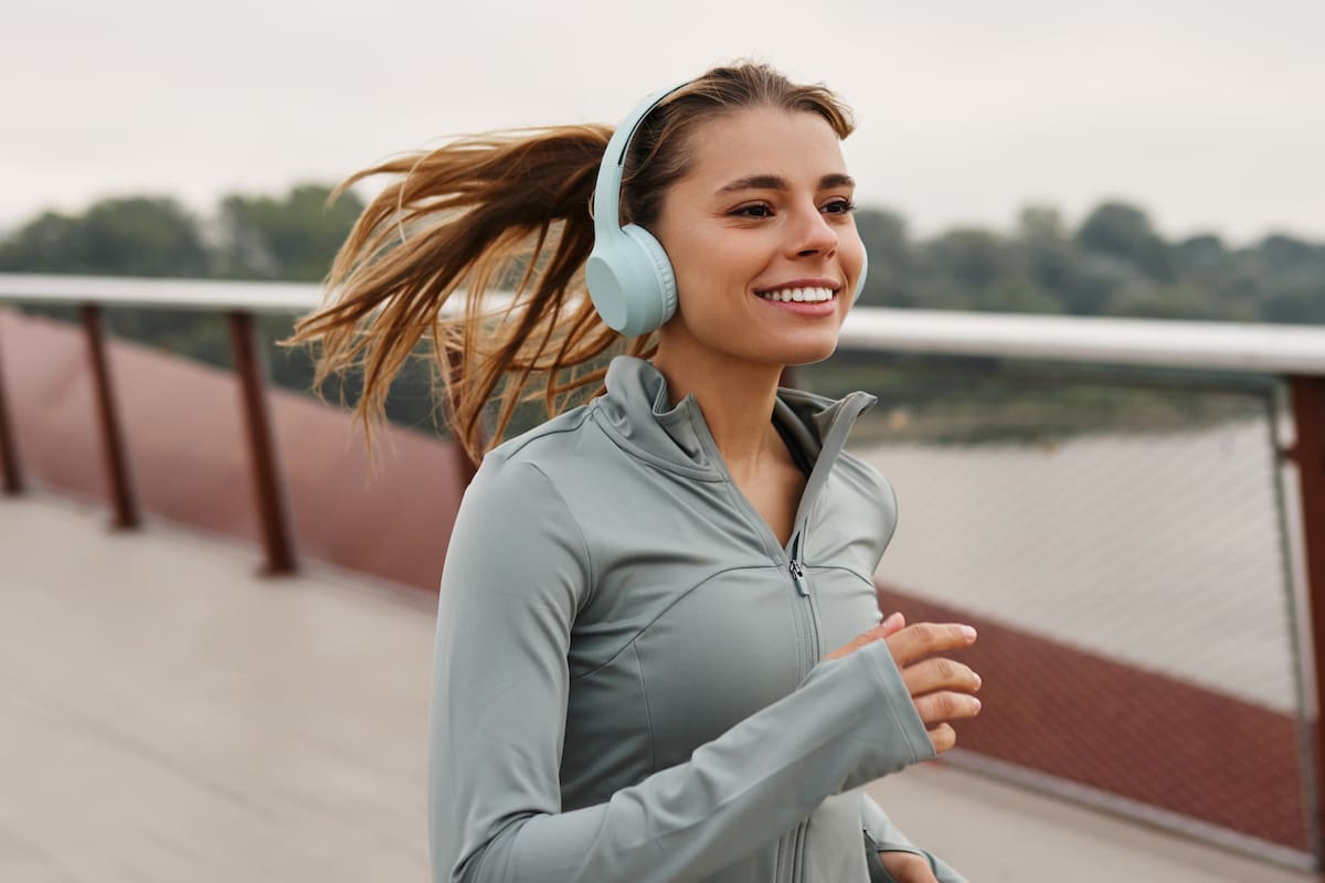 Spotify sumó un modo Running en la app para smartphones que facilita a los usuarios escuchar música mientras salen a correr: usa IA para crear una lista de reproducción que se adapta a su ritmo y a las fases de entrenamiento.