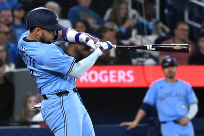 Springer conecta dos jonrones y Azulejos vencen 8-7 a Atléticos