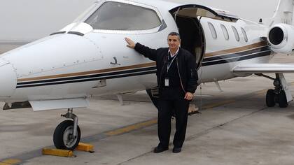 Sproviero junto al Learjet 25-D (LV-WLG) luego de realizar con éxito un vuelo sanitario a la provincia de Mendoza para el INCUCAI. (Fotografía Gentileza Ricardo Sproviero).