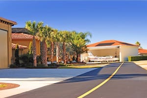 Spruce Creek Fly-In es un barrio cerrado de uso mixto donde circulan vehículos y aviones