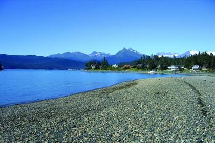Spuhn Island enamora a los amantes de la naturaleza con sus bosques, aguas cristalinas y montañas nevadas