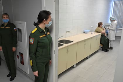 Miembros del ejército reciben la vacuna Sputnik V (Gam-COVID-Vac) contra el coronavirus en una clínica de Rostov-On-Don, Rusia