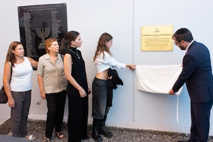 La hermana de Nisman, Sandra; su madre Sara Garfunkel, sus hija Iara y Kala descrubren la placa junto a Amos Linetzky, presidente de la AMIA
