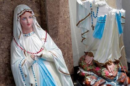 Una estatua rota de la Virgen María, en las afueras del santuario de San Antonio, en la capital de Sri Lanka, Colombo
