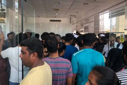 El Centro Nacional de Sangre de Colombo se llenó de personas dispuestas a donar con el fin de socorrer a las víctimas que necesitan transfusiones